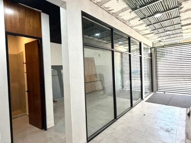Rento local oficina en Privada Valle Real Av Huayacan de 45m2