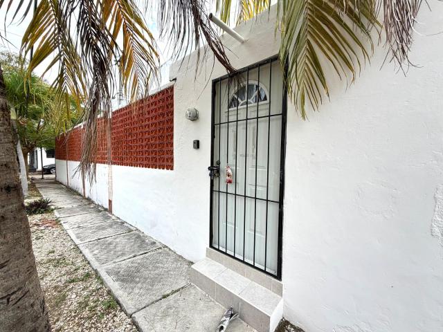 Rento oficina local en SM 50 de 17.5m2 planta baja SIN MUEBLES