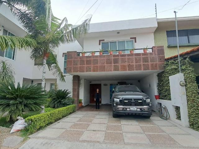 RENA CASA EN RESIDENCIAL DEL MORAL 1