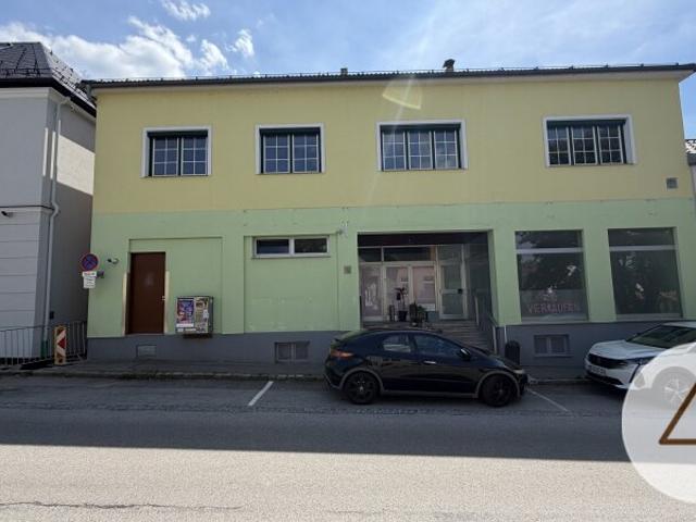 Charmantes Haus mit 4 Einheiten: 2 Wohnungen + 2 Geschäftslokale Dachbodenausbau möglich Vollunterkellert !