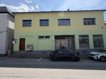 Renditeobjekt mit 2 Wohnungen, 2 Geschäftsflächen und Ausbaupotenzial im Dachgeschoss