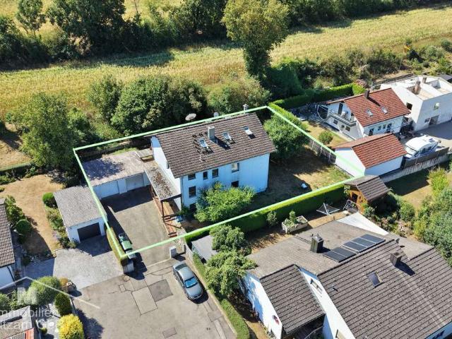 Renditeobjekt 4,6%: Zweifamilienhaus + ausgebautem DG u. Doppelgarage in Ortsrandlage