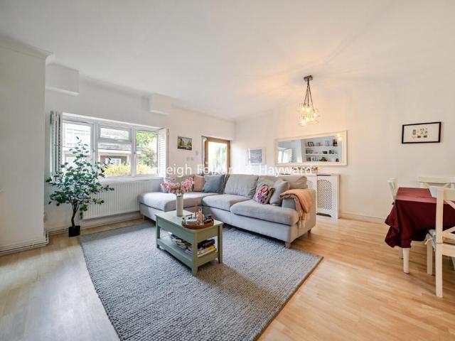 Renfrew Road, London, SE11 2 bed terraced house to rent £3,200 pcm £738 pw