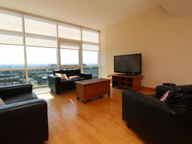 Renfrew Street, Flat 13/4, Glasgow G3 2 bed flat to rent £1,495 pcm £345 pw