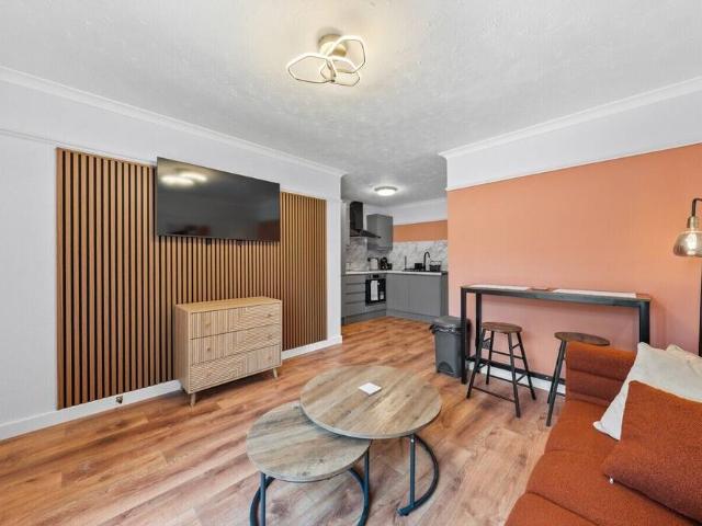 Renfrewshire, PA4 0YD, United Kingdom | 2 bed apartment for rent #171532062 | Rentberry