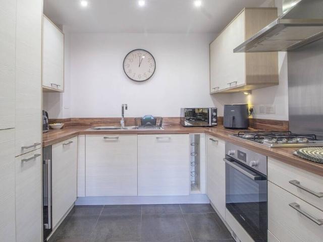 Renfrewshire, PA4 8FF, United Kingdom | 2 bed apartment for rent #147752222 | Rentberry