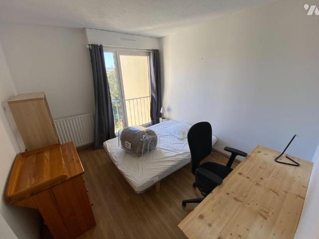 RENNES, allée de Lanester, type 4 meublé de 88 m², au 5ème étage dune résidence calme, comprena.