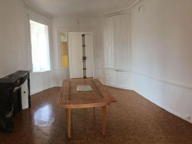 RENNES, quai Lamennais, un appartement de type 5 situé au 4ème étage sans ascenseur, comprenant.