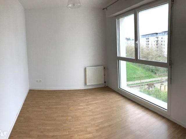 RENNES, rue Noel Blayau, un appartement type 1bis MEUBLE de 29m², situé au 4eme étage, comprena.