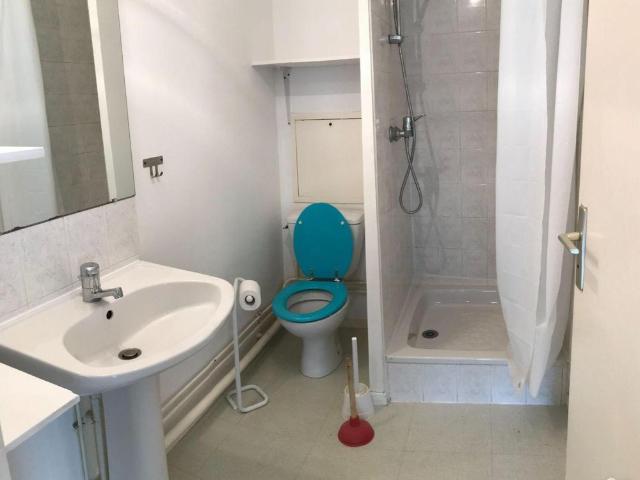 RENNES, rue Noel Blayau, un appartement type 1bis MEUBLE de 29m², situé au 4eme étage, comprena.