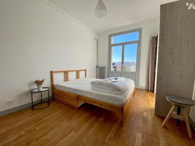 RENNES Rue de Vern Appartement T3 rénové avec beaucoup de charme, loué meublé, il est compo.
