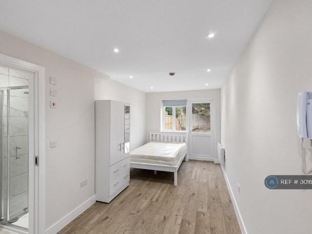 Rennie Close, Ashford, TW15 Studio to rent £845 pcm £195 pw