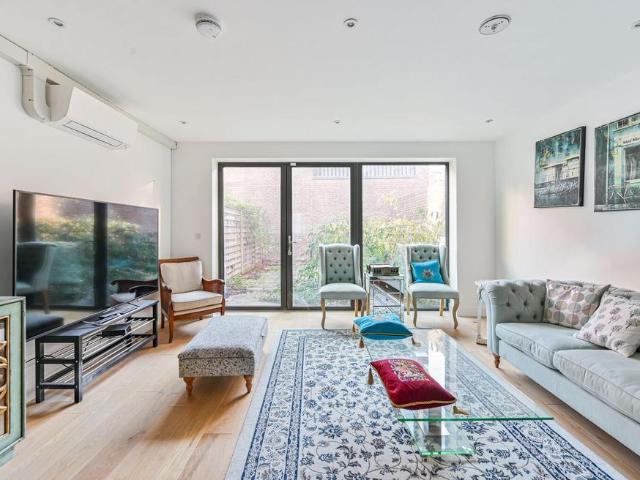 Rennie Street, North Greenwich. 4 bed end of terrace house to rent £5,200 pcm £1,200 pw