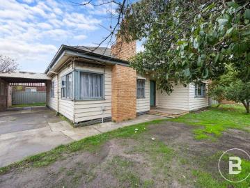 RENOVATE, INVEST OR DEVELOP ENDLESS POTENTIAL ON 611m² APPROX