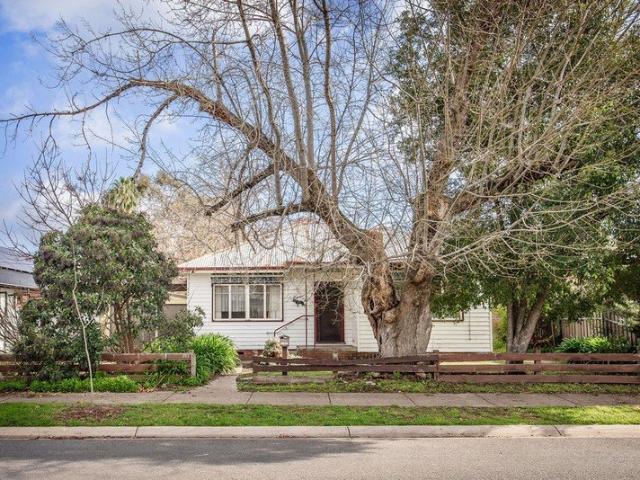 Renovate, Invest or Develop in a Popular South Albury Pocket