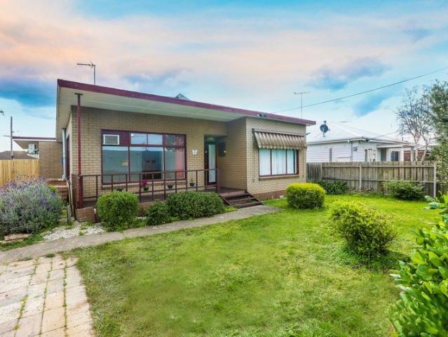 Renovate, Invest or Hold Versatile Opportunity in North Geelong