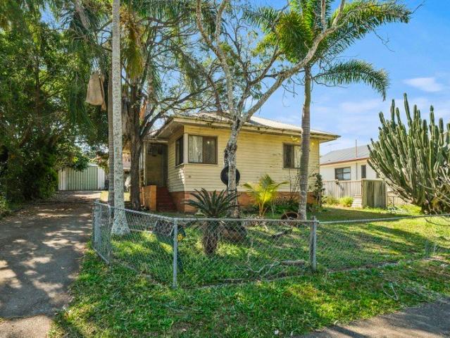 RENOVATE OR DETONATE DECEASED ESTATE ON 731m² MUST BE SOLD!