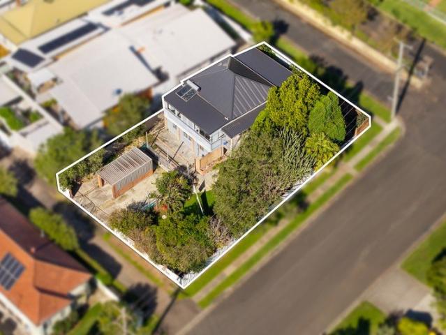 Renovate, Rebuild or Develop on Large Block with Three Street Frontages
