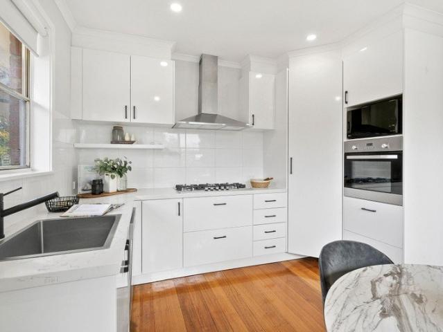 Renovated 3 bed, 2 bath on 552m2!