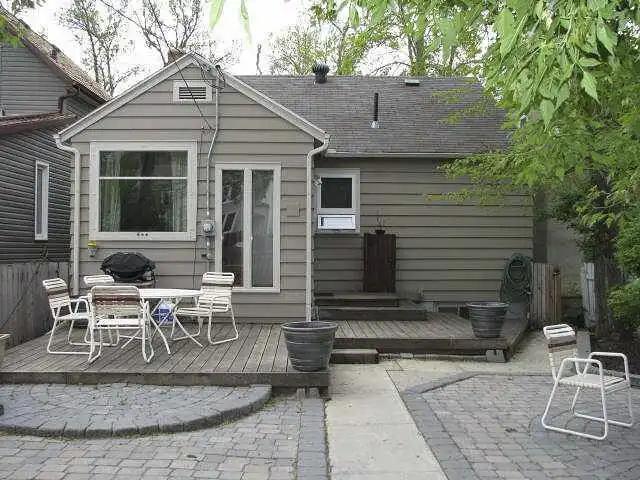 Renovated 3 bed and 2 bath full house near University Of Alberta