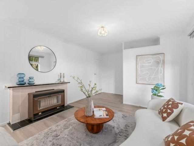 Renovated 3 Bed Family Home With New Bath & Almost New Double Garage