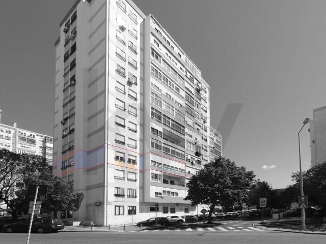 Renovated 3 bedroom apartment with excellent areas in Carnaxide