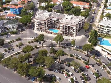 Renovated 3 bedroom apartment with garage and swimming pool in the center of Estoril