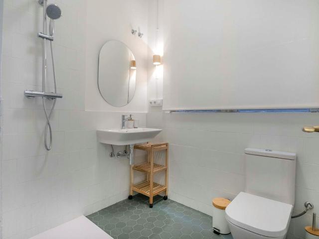 Renovated 3 Bedroom Apartment in Arrancapins, Barcelona Amsterdam Apartments for Rent