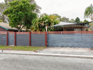 RENOVATED 3 BEDROOM HOME 200 METERS TO COOMBABAH RIVER AND FULLY AIR CONDIITIONED
