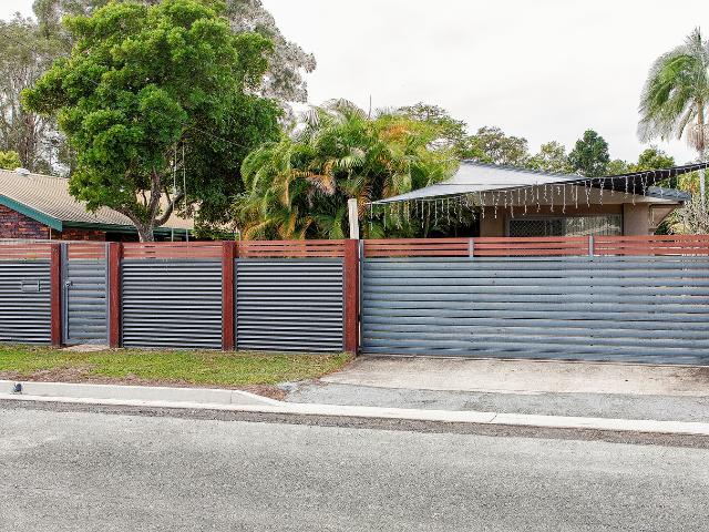 RENOVATED 3 BEDROOM HOME 200 METERS TO COOMBABAH RIVER AND FULLY AIR CONDIITIONED