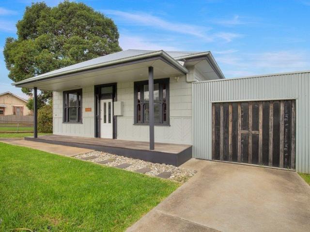 RENOVATED 3 BEDROOM HOME CLOSE TO TOWN CENTRE