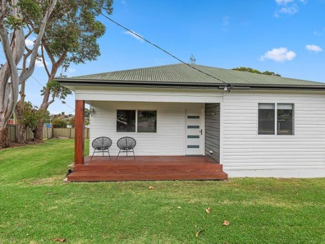 Renovated 3 Bedroom Home in Floraville Water usage and lawn maintenance included