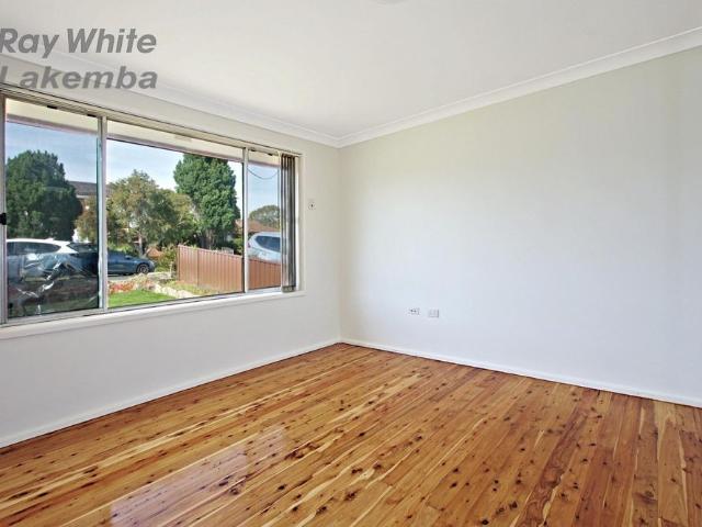 3 BEDROOM HOUSE LOCATED JUST 6/7 MINUTES AWAY TO STATION & SHOPS
