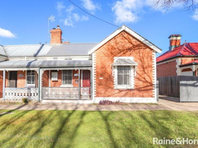 Renovated 3 bedroom Semi Close to the CBD Available Now!