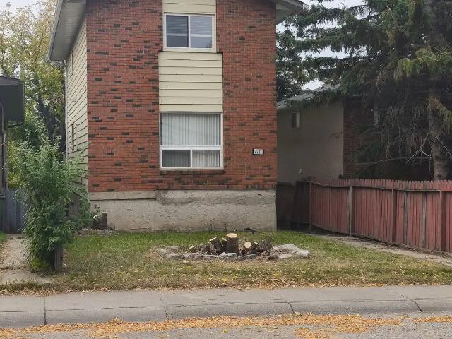 Renovated 3 bedroom 2 storey Suite – Utilities Included – Oversized/RV Parking — 3 Bedrooms+ Den House