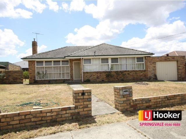 Renovated 3 bedrooms house in convenient location of Springvale
