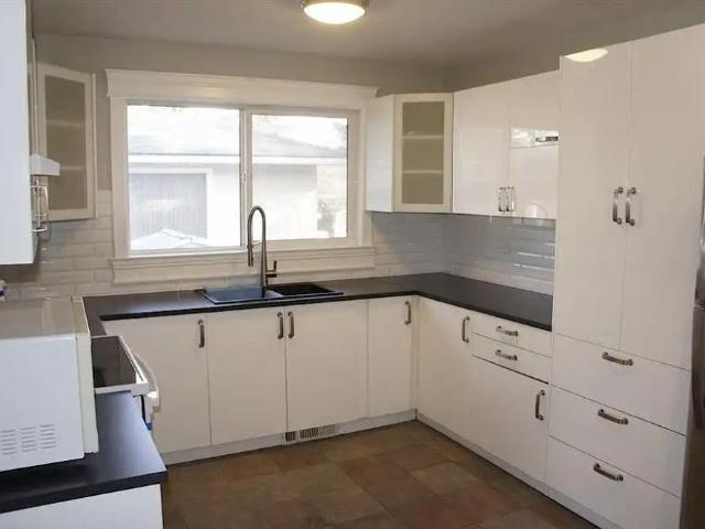 Renovated 3 bedrooms main floor! Close to UC, School and Shopping — 3 Bedrooms Main Floor