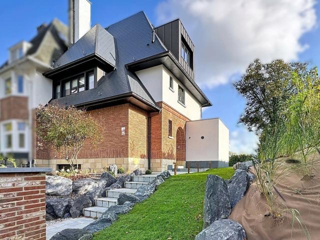 Renovated 3 façade villa: 4 bedrooms + garage + parking