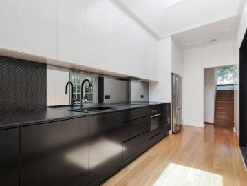 Renovated 3 level terrace on the city fringe