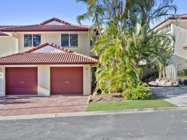 RENOVATED 3BDRM TOWNHOUSE / SOUGHT AFTER GATED ESTATE