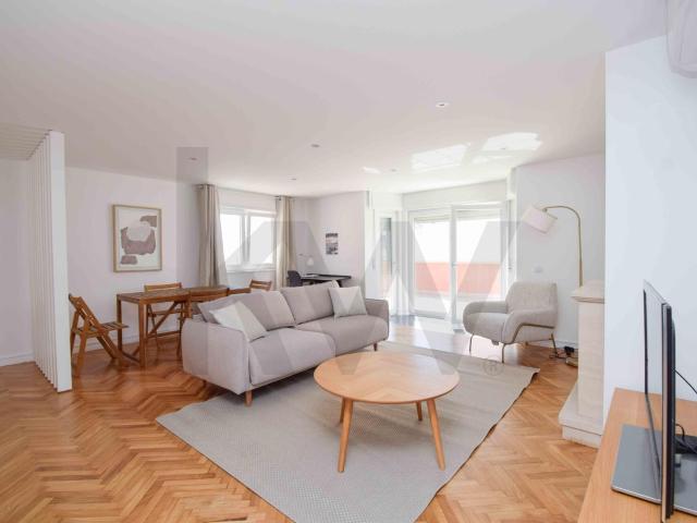 Renovated 1 bedroom apartment with private terrace in the center of Parede