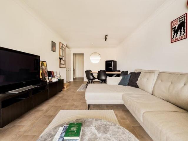 Renovated 1 bedroom apartment overlooking the Botanical Gard