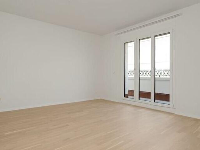 Renovated 2.5 room apartment with two balconies in the center of Biel
