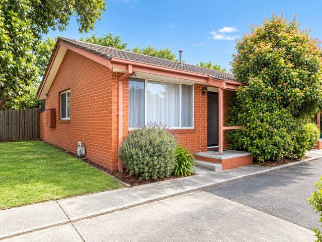 ! Renovated 2 Bdrm Unit with Private Courtyard Central Location