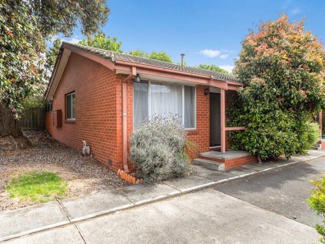 ! Renovated 2 Bdrm Unit with Private Courtyard Central Location