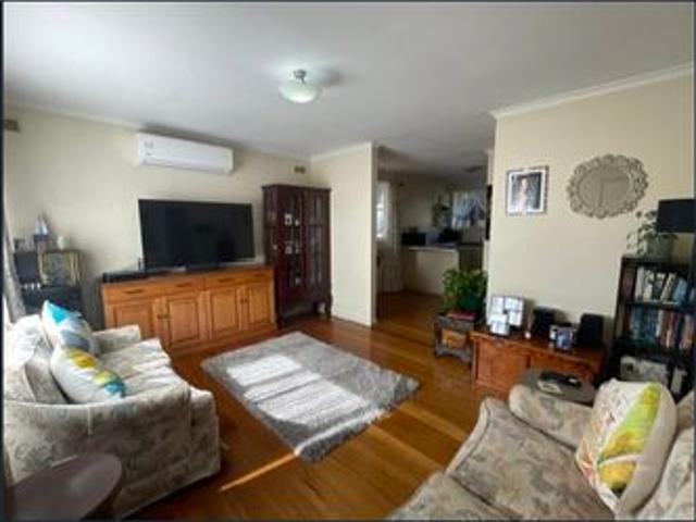 ! Renovated 2 Bdrm Unit with Private Courtyard Central Location