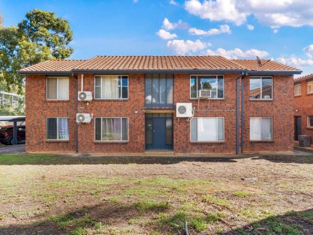Renovated 2 Bed Unit in a Walk Everywhere Location!