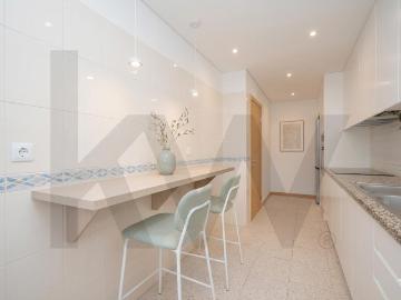 Renovated 2 bedroom apart. for rent in S. João do Estoril – Ready to move in, to the train station