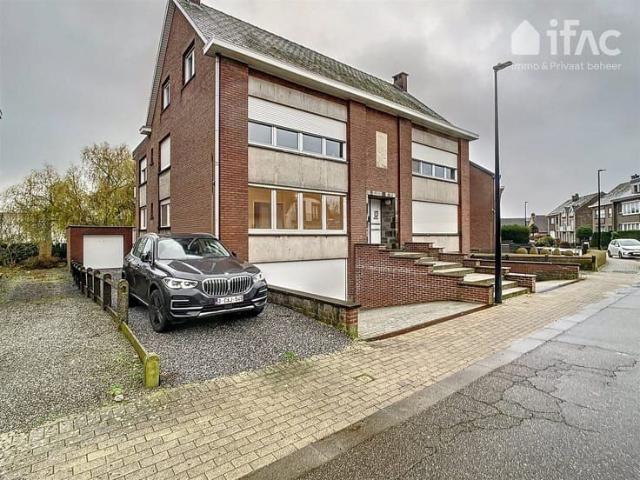 Renovated 2 bedroom apartment with a garden and garage