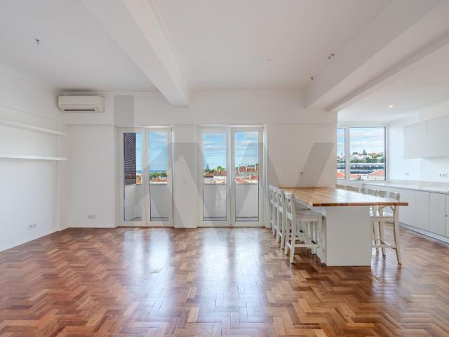Renovated T2 with 100m2, balcony and river view, in Belém, Lisbon